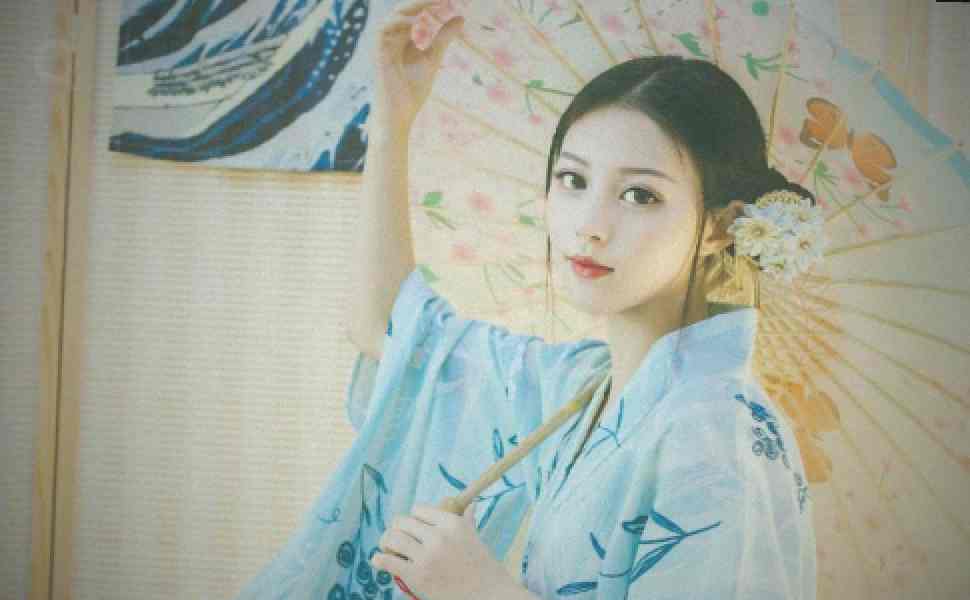 3万粉“六尺巷”塌房，300天只送一束花？前女友曝多线暧昧、未成年互动，校园网红滤镜稀碎！