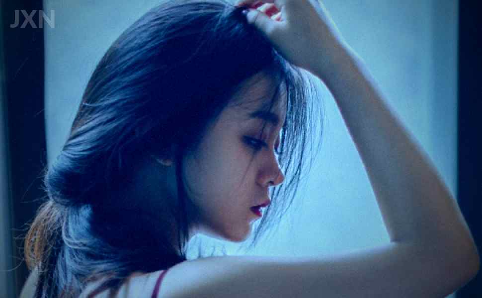 警示反思：重庆洪崖洞海底捞领班曲晓雯私密视频遭前男友泄露，职场与隐私边界何在？
