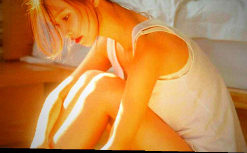 法国摇滚女歌手蕾贝嘉音乐节遭骚扰，现场脱衣反制引热议