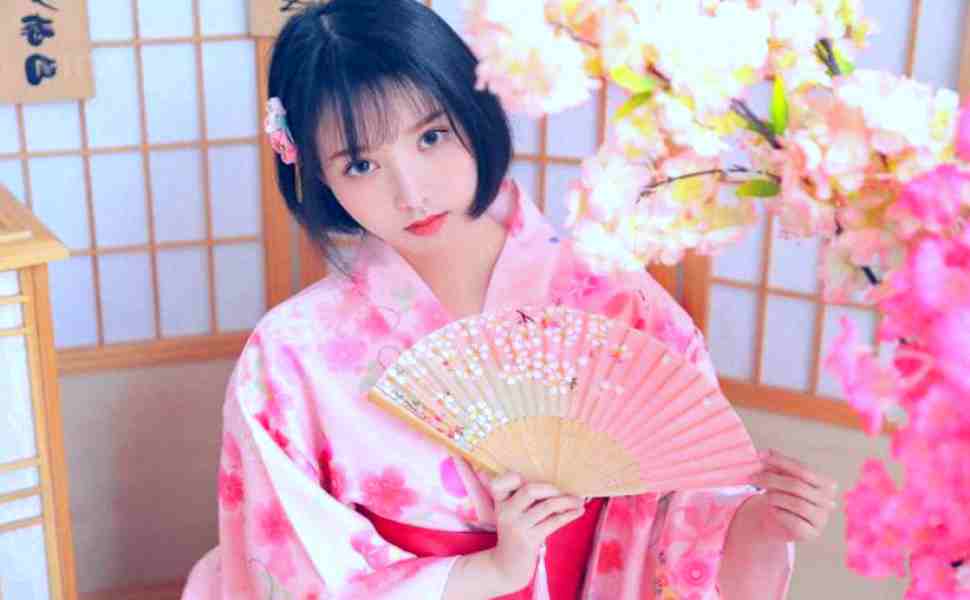 深度分析：约啪大神新猎物曝光，高颜值精神小妹自拍视频引热议，细腰美腿性感撩人