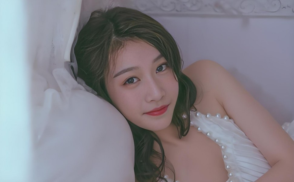 深夜街头全裸行走！陕西美女乐乐上演刺激冒险，路人撞见慌忙躲藏