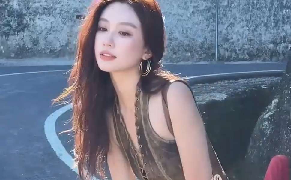 娱乐圈天花板塌了！AI换脸把刘亦菲变成深夜动作片女主，网友直呼太会玩